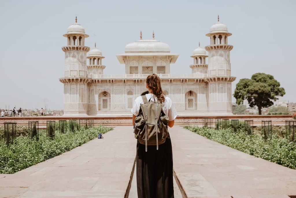 assurance santé expatrié femme avec un sac à dos