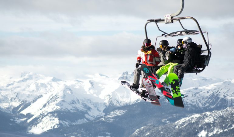 Skieurs sur un télésiège