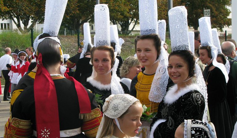 femmes avec des coiffes bigouden