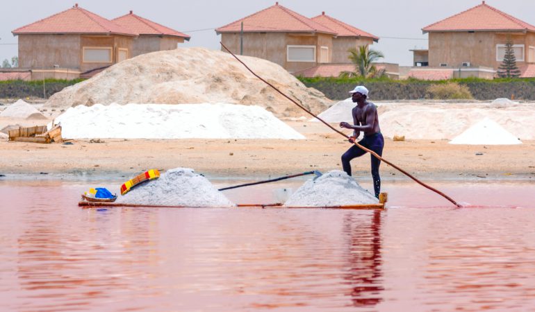 homme sur le lac rose dakar